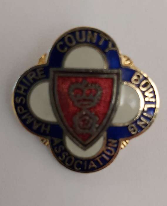HAMSHIRE COUNTY BOWLING CLUB  - BOWLS  LAPEL BADGE