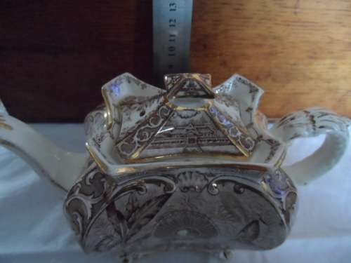 Beautiful vintage teapot RD Shop 223699 gold printed and backstamped mint 13cm