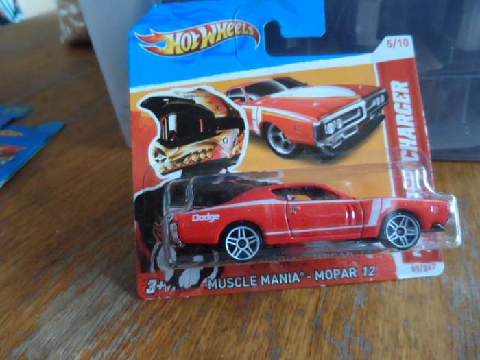 Hot Wheels-Muscle Mania ~Mopar 12-71 Dodge Charger-Red & White-sealed short card-[m48]