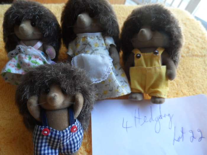 Sylvanian original  4 hedgehogs