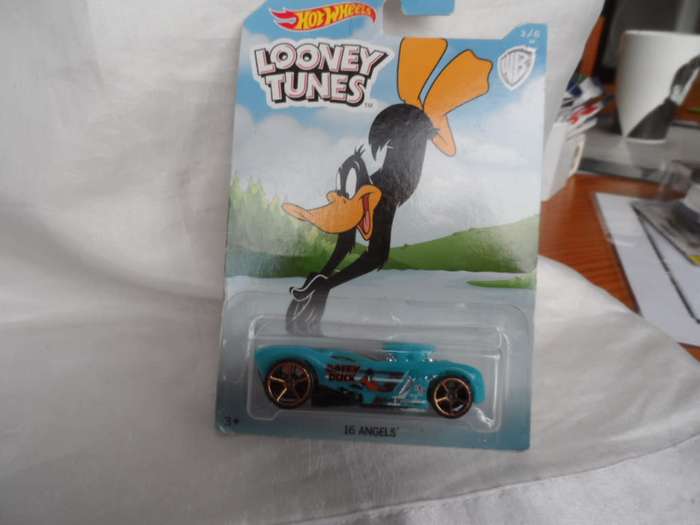 2017 Hot Wheels LOONEY TUNES #3 DAFFY DUCK Car 16 ANGELS .   [m53]
