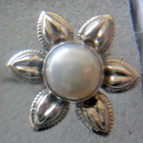 LOVELY PEARL RING IN SOLID 925 STERLING SILVER. SIZE 6 3/4.