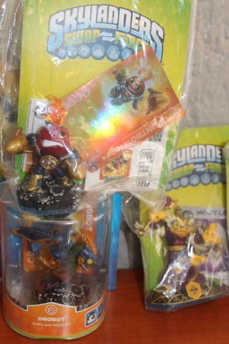 SET OF 11 ORIGINAL SKYLANDERS COLLECTORS FIGURINES IN ORIGINAL PACKAGING VIEW LIST IN DESCRIPTION