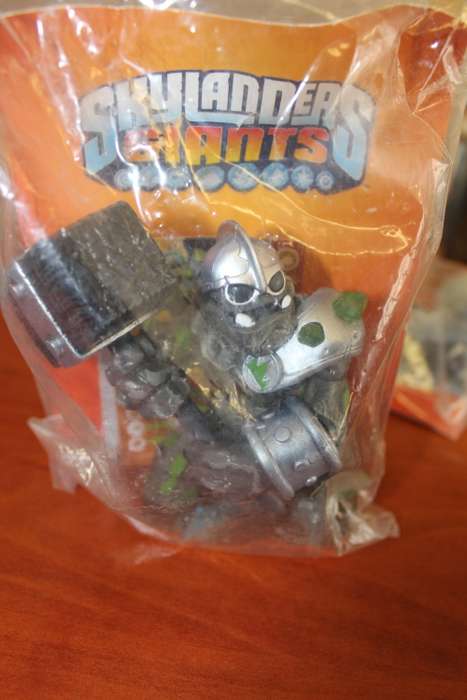 SET OF 11 ORIGINAL SKYLANDERS COLLECTORS FIGURINES IN ORIGINAL PACKAGING VIEW LIST IN DESCRIPTION