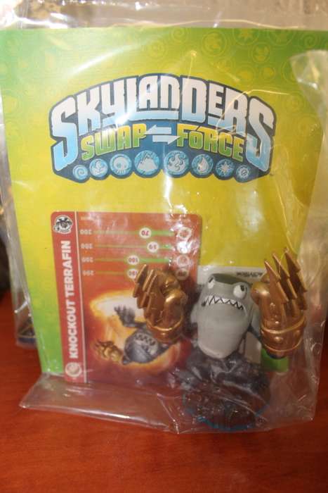 SET OF 11 ORIGINAL SKYLANDERS COLLECTORS FIGURINES IN ORIGINAL PACKAGING VIEW LIST IN DESCRIPTION
