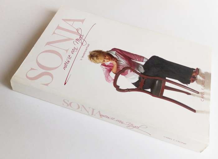 Sonja, Meisie van Nigel. `n Lewensvrhaal, by Carel F. Cronje. Published by SON Music, 2007.