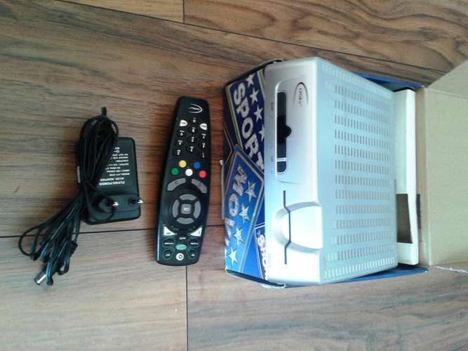 DSTV decoder (#U201176300X9) no card with original remote