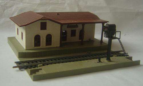 LIMA HO Scale Station with Signal