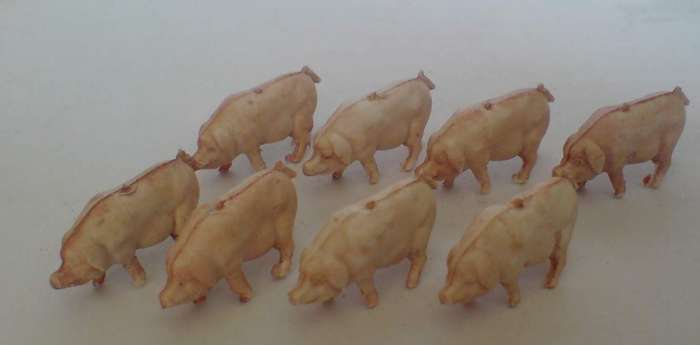 HO Scale figures - pigs x 8