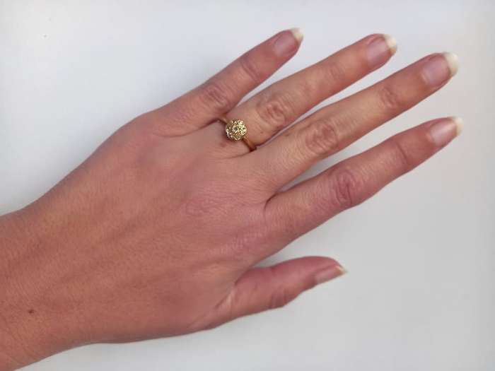 Charming 18ct gold & diamond flower ring