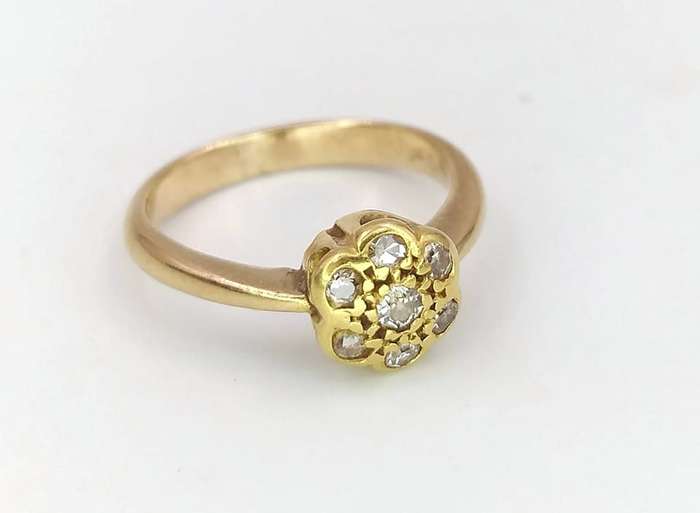 Charming 18ct gold & diamond flower ring