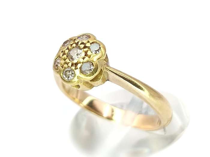 Charming 18ct gold & diamond flower ring