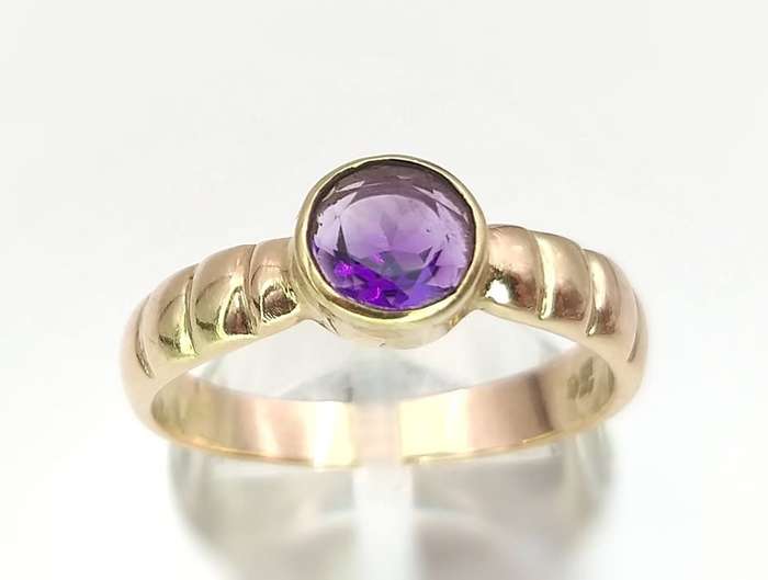 Elegant 9ct gold & amethyst ring