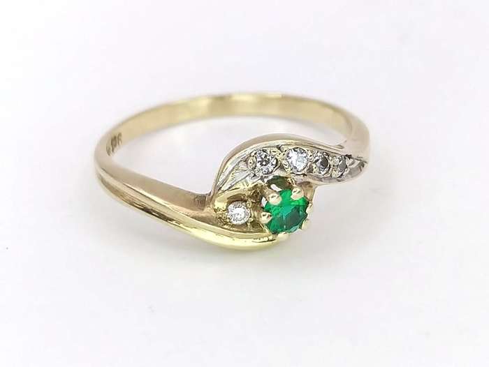 Green and white CZ ring (set in 9ct gold)