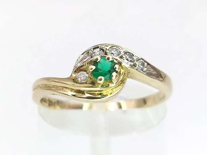 Green and white CZ ring (set in 9ct gold)