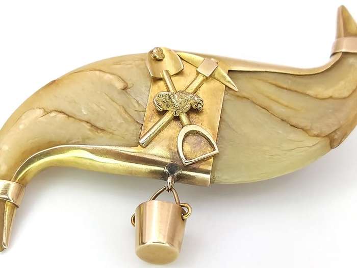 Double lion's claw miner's brooch set with 15ct gold details