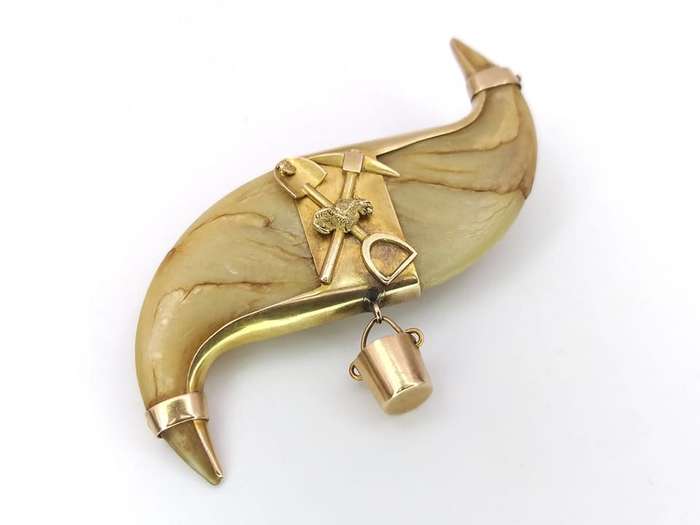 Double lion's claw miner's brooch set with 15ct gold details