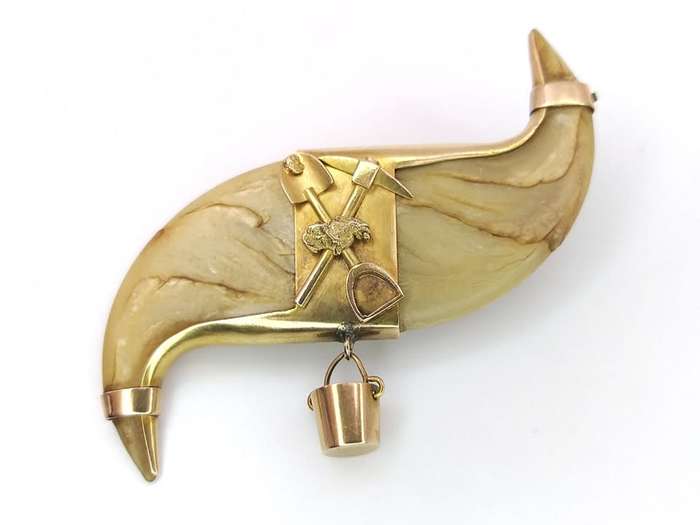Double lion's claw miner's brooch set with 15ct gold details