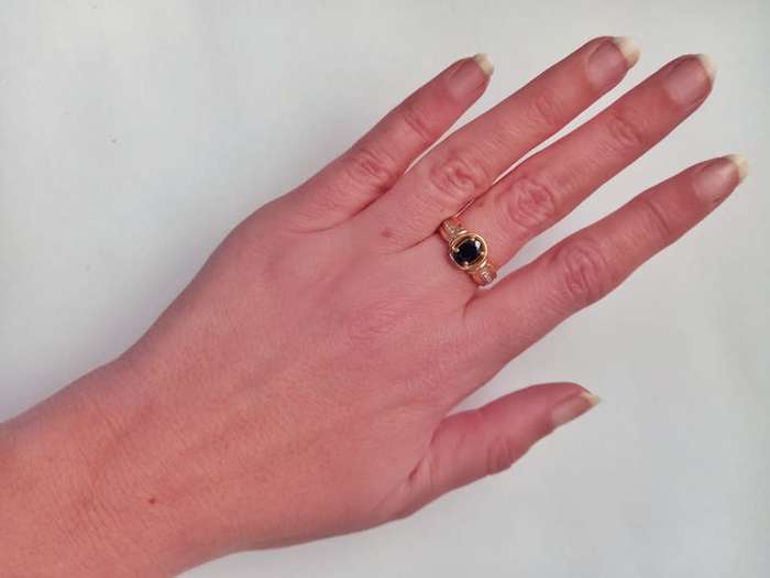 18ct gold blue sapphire & diamond ring