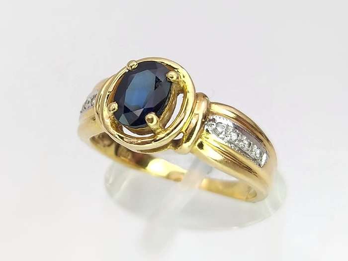 18ct gold blue sapphire & diamond ring