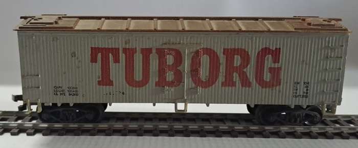 Model Trains HO 1x Life Like Box Car, with plastic wheels & Horn hooks couplers.
