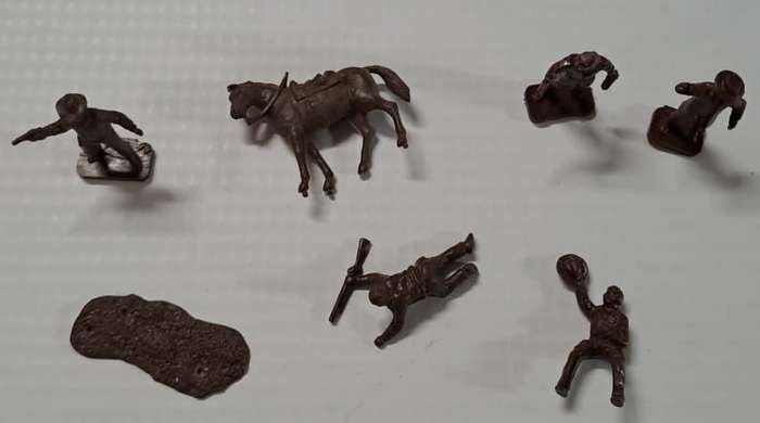 Model Trains HO Figures (x6) Soldiers x5 & Horse. (Unpainted Brown)