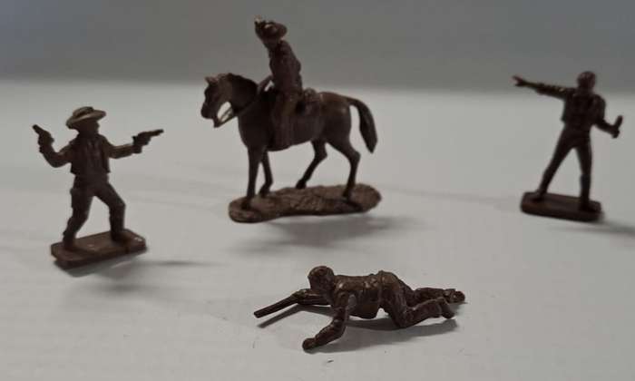 Model Trains HO Figures (x5) Soldiers x4 & Horse x1. (Unpainted Brown)