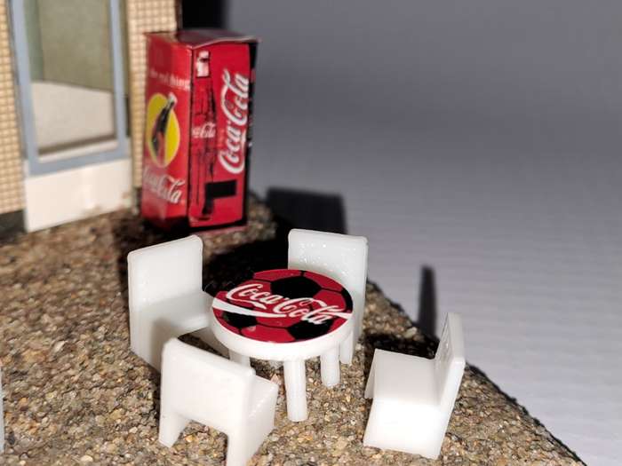 Model Trains HO 1 x Vending Machine, Table, Chairs x4 (Coke bottle)
