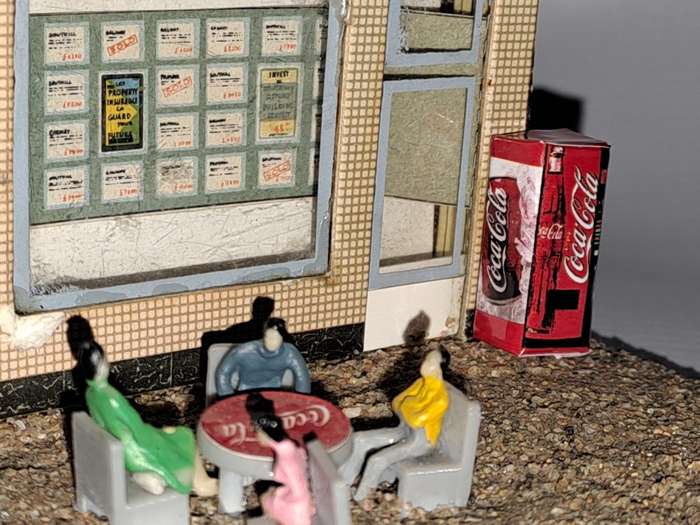 Model Trains HO 1 x Vending Machine, Table, Chairs, People x4 (Tin in ice)