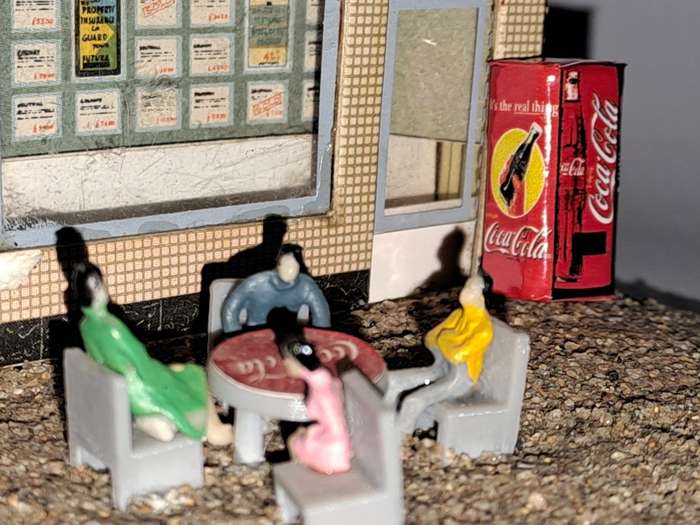Model Trains HO 1 x Vending Machine, Table, Chairs, People x4 (Coke bottle)