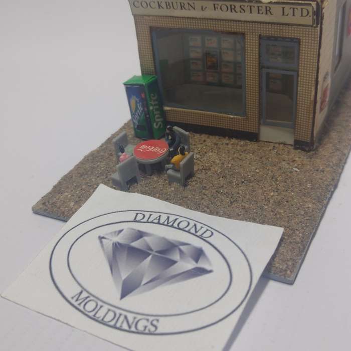 Model Trains HO 1 x Vending Machine, Table, Chairs, People x4 (Sprite)
