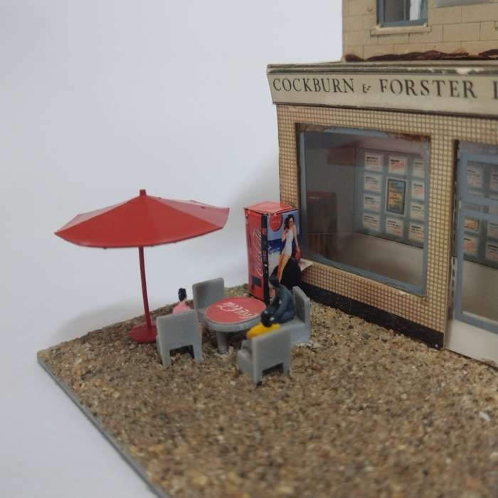 Model Trains HO 1 x Vending Machine, Table, Chairs, People x4, Umbrella (Girl in white)
