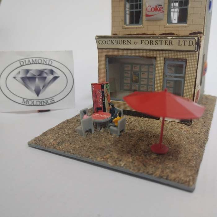 Model Trains HO 1 x Vending Machine, Table, Chairs, People x4, Umbrella (Sprite Boy)