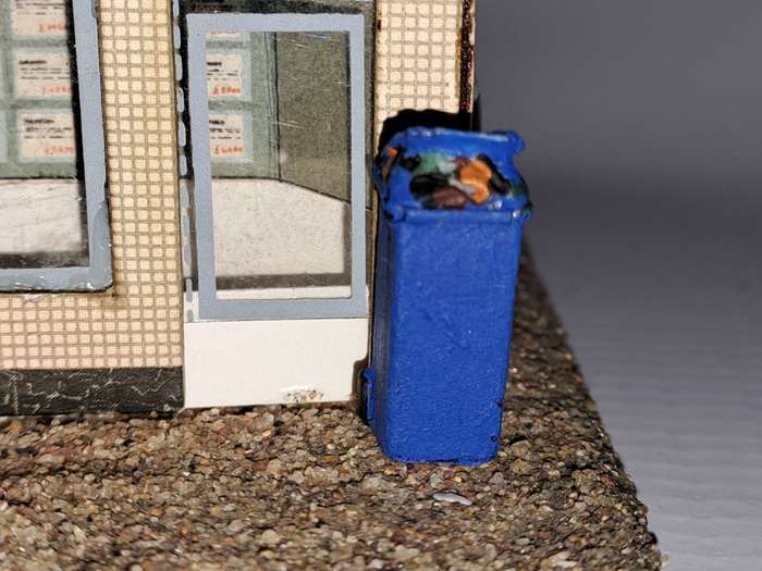 Model Trains HO 1 x Garbage bin open lid (Blue) - 10mm x 11mm x 22mm