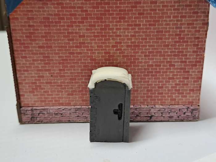 Model Trains HO 1 x Portable Toilet (Maroon) - 16mm x 13mm x 29mm