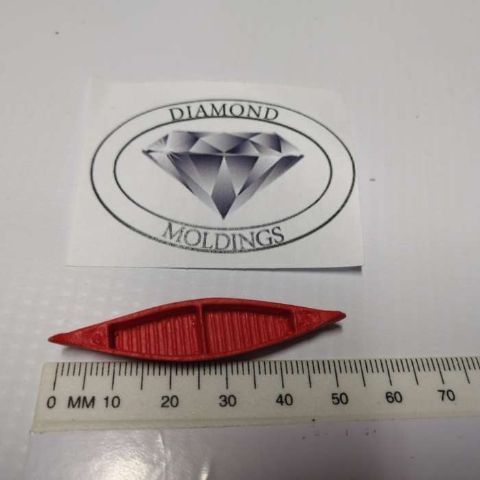 Model Trains HO 1 x Canoe (Red) - 53mm x 9mm x 6mm