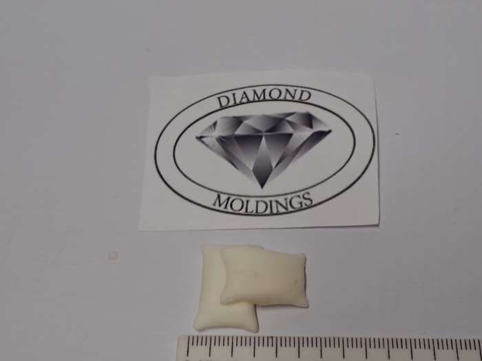 Model Trains HO 1 x Flour bags (Set of 2) - 8mm x 5mm x 14mm
