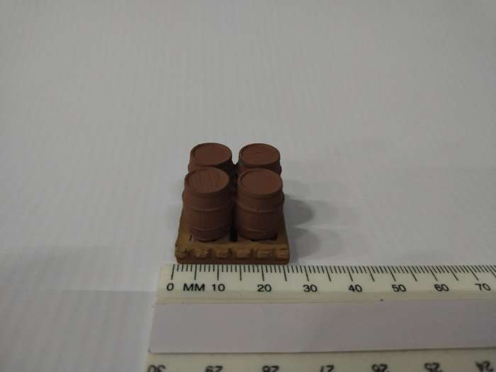 Model Trains HO - 4 Barrels on Pallet - 29mm x 29mm x 20mm