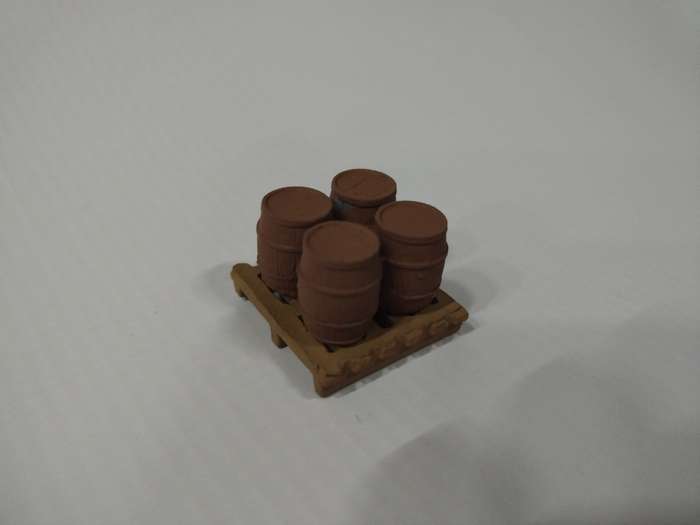 Model Trains HO - 4 Barrels on Pallet - 29mm x 29mm x 20mm