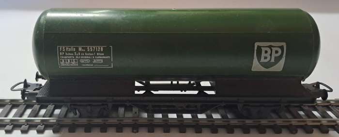 Model Trains 1:87 HO - 1 x Lima BP oil tanker with Lima couplers.