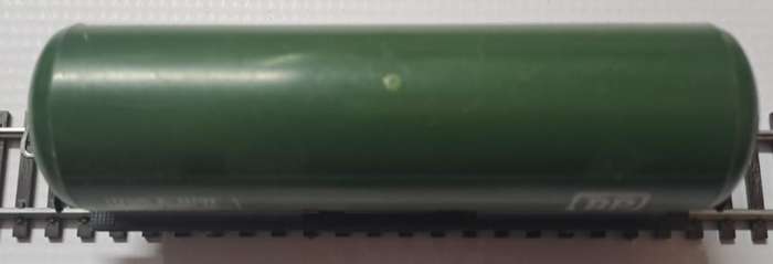 Model Trains 1:87 HO - 1 x Lima BP oil tanker with Lima couplers.