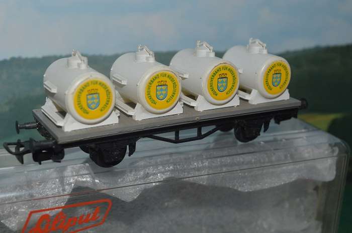 Liliput HO 205 flat bed with milk containers