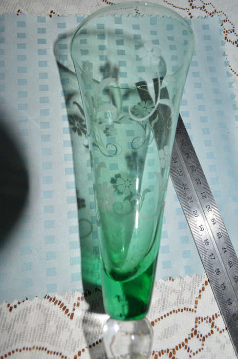 Beautifull tall etched green clear bauble vase