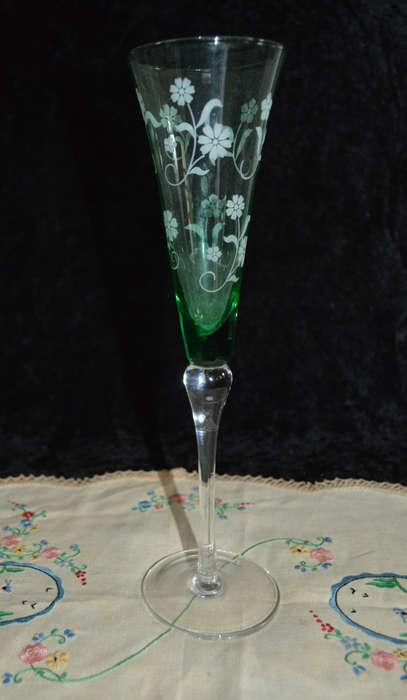 Beautifull tall etched green clear bauble vase
