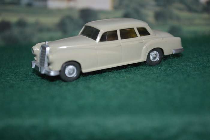 Wiking HO Mercedes 190e beige