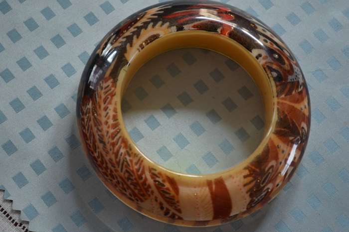 Stunning large bangle resin like new