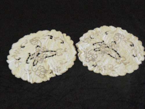 VINTAGE COTTON EMBROIDERED DOILIESET