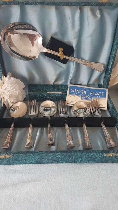 Set fruit forks and spoons with serving spoon.REDUCED.