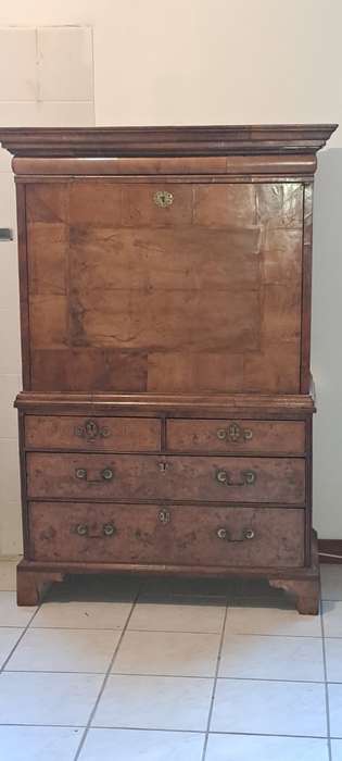 beautiful Queen Anne Secretaire chest/ Escritoire can 1710 in bur walnut.