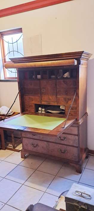 beautiful Queen Anne Secretaire chest/ Escritoire can 1710 in bur walnut.